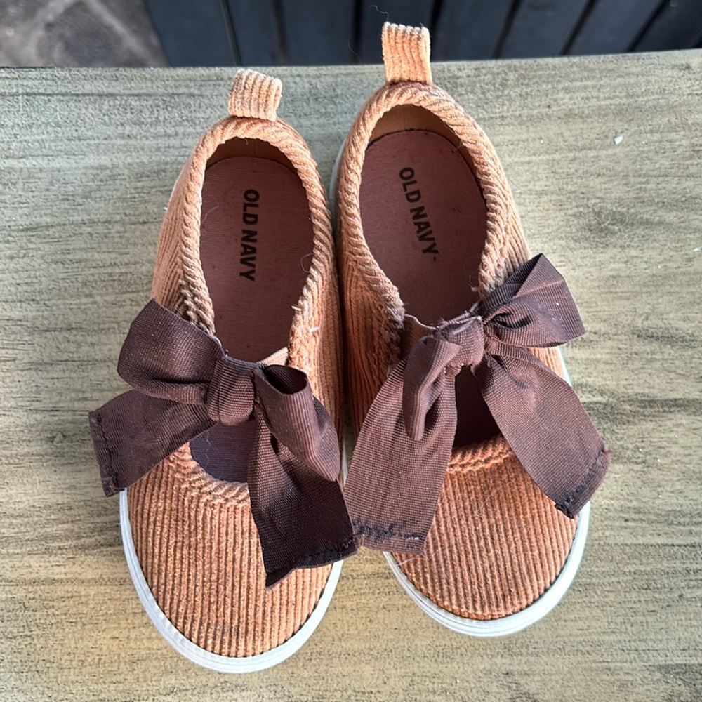 Toddler Girls Corduroy bowtie, sneakers